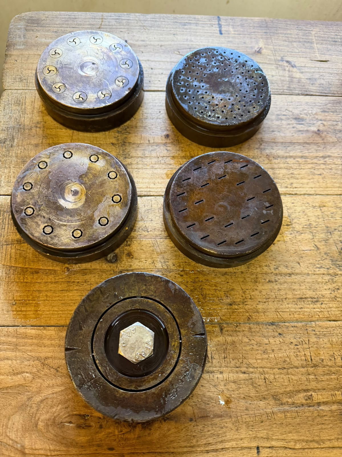 Moldes de bronce y tuerca portamolde